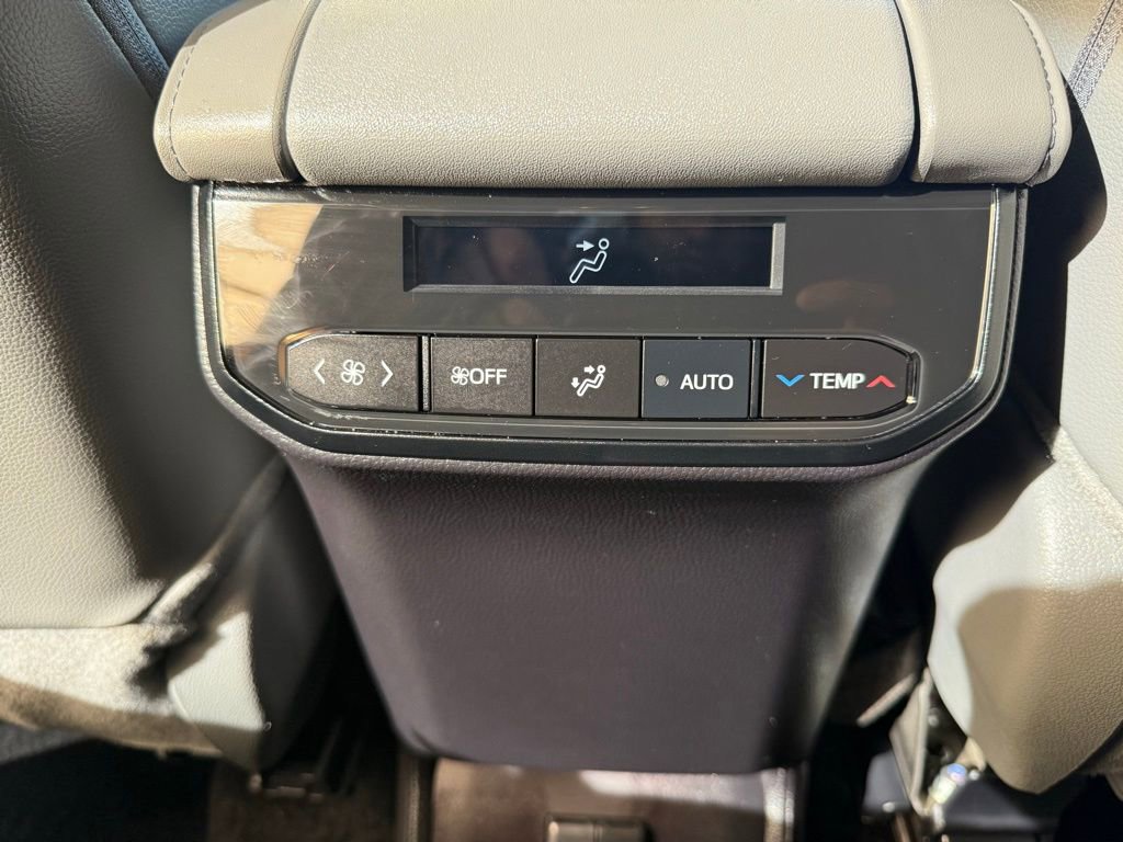 Used 2025 Toyota Highlander XLE image 29