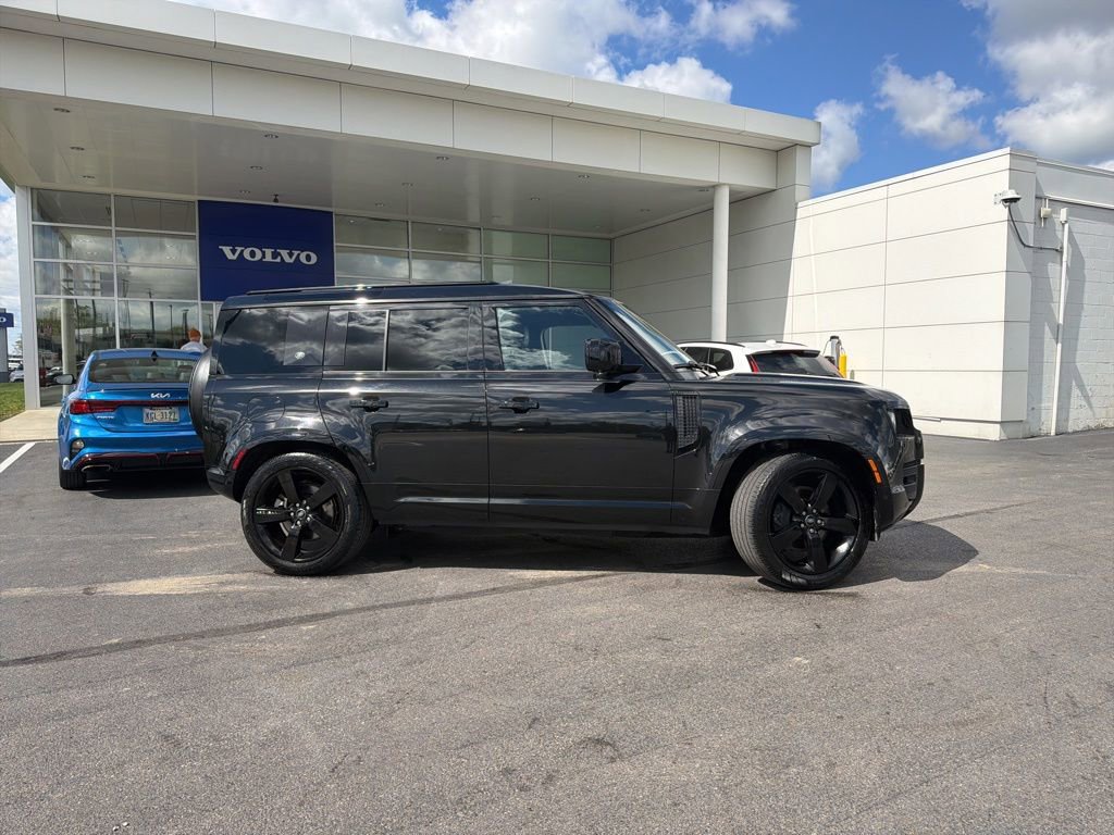 Used 2024 Land Rover Defender 110 X-Dynamic SE AWD/4WD image 2