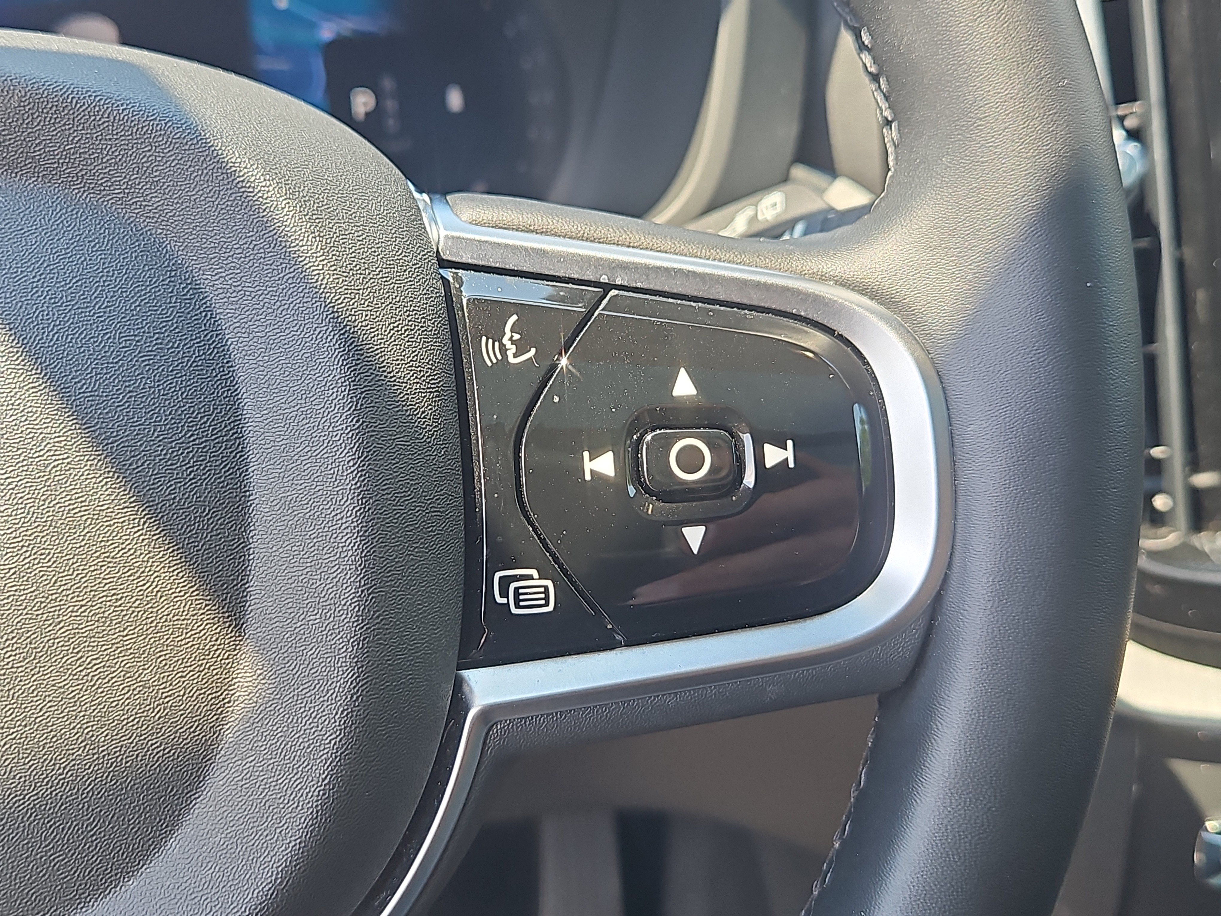 Used 2025 Volvo XC60 B5 Plus AWD/4WD image 18