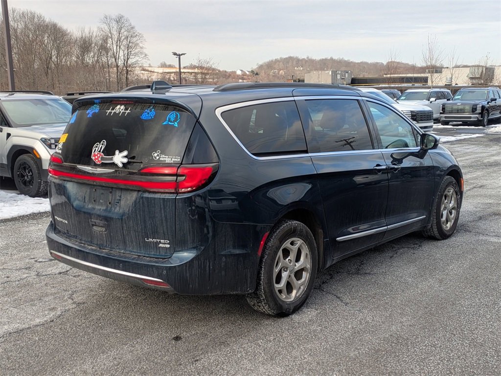 Used 2022 Chrysler Pacifica Limited w/ Uconnect Theater Family Group image 2