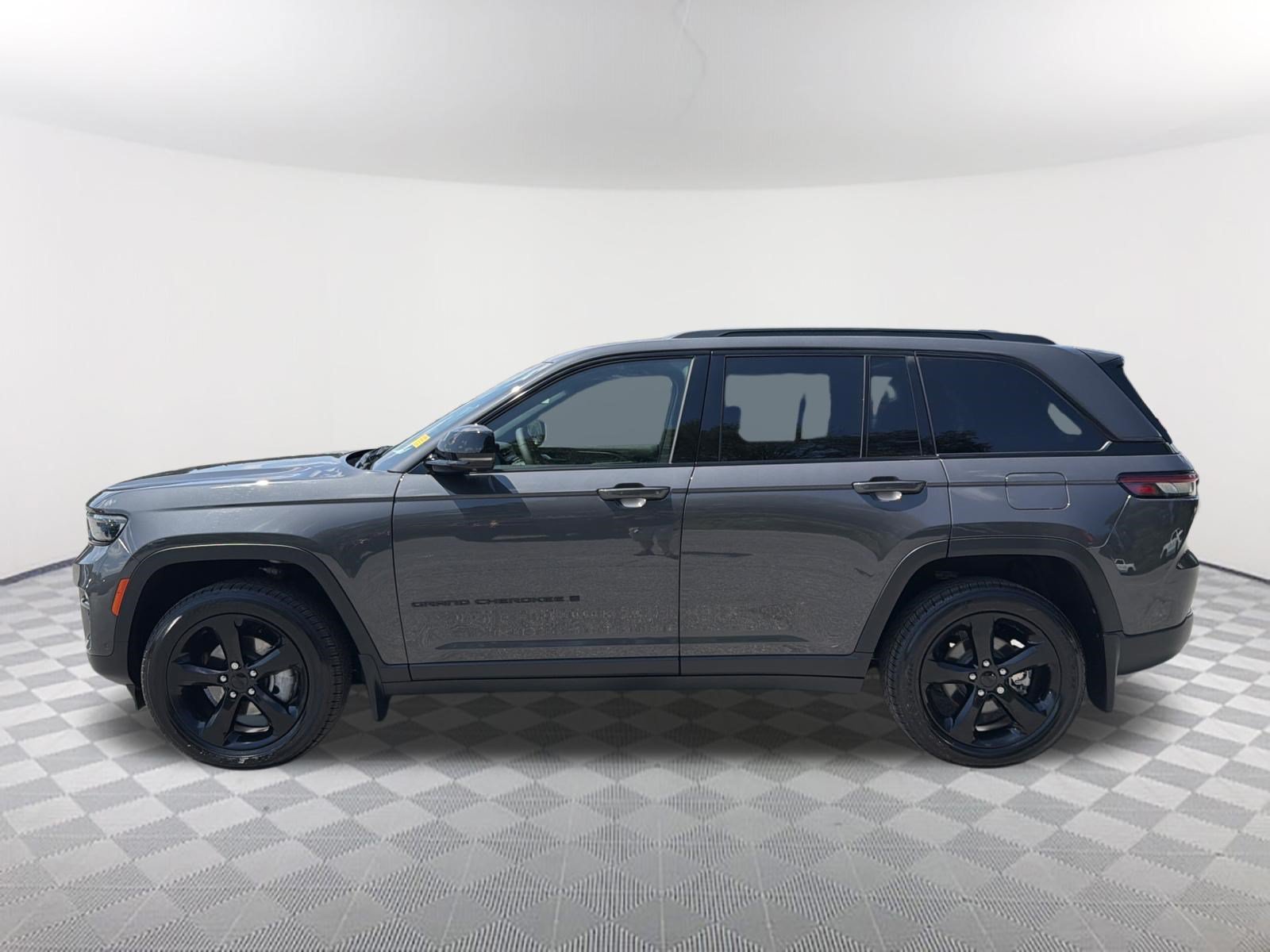 Used 2025 Jeep Grand Cherokee Limited w/ Luxury Tech Group II RWD image 2