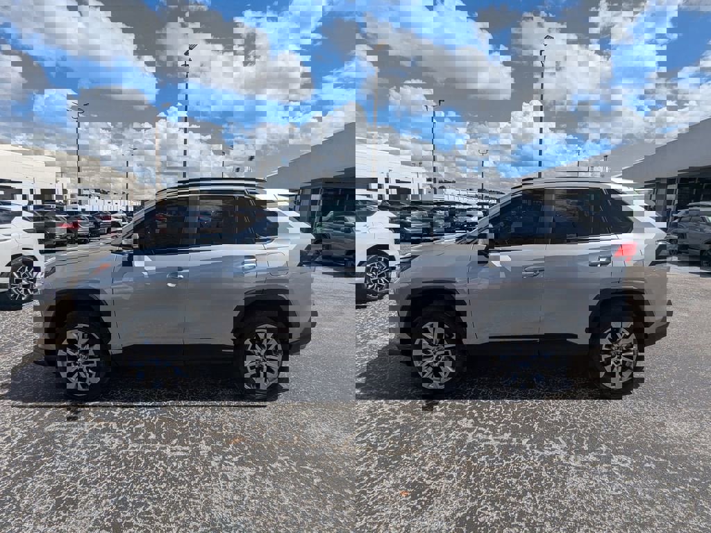 Used 2023 Toyota RAV4 XLE Premium FWD image 5
