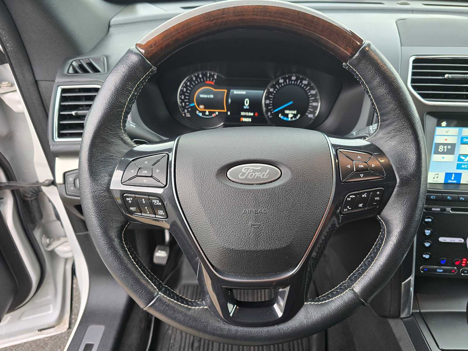Used 2018 Ford Explorer Platinum image 25