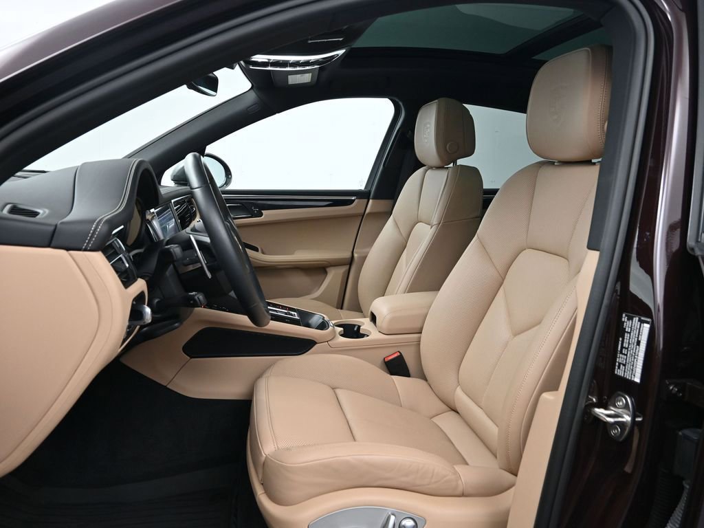 Certified 2023 Porsche Macan Turbo image 5