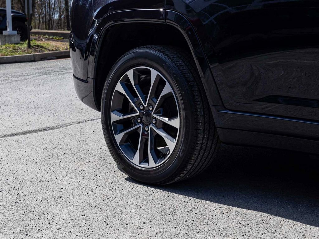 Used 2022 Jeep Grand Cherokee Overland AWD/4WD image 10