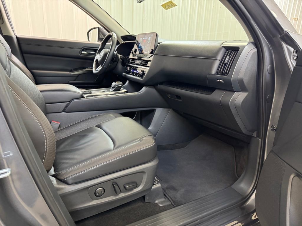 Used 2025 Nissan Pathfinder SL AWD/4WD image 26