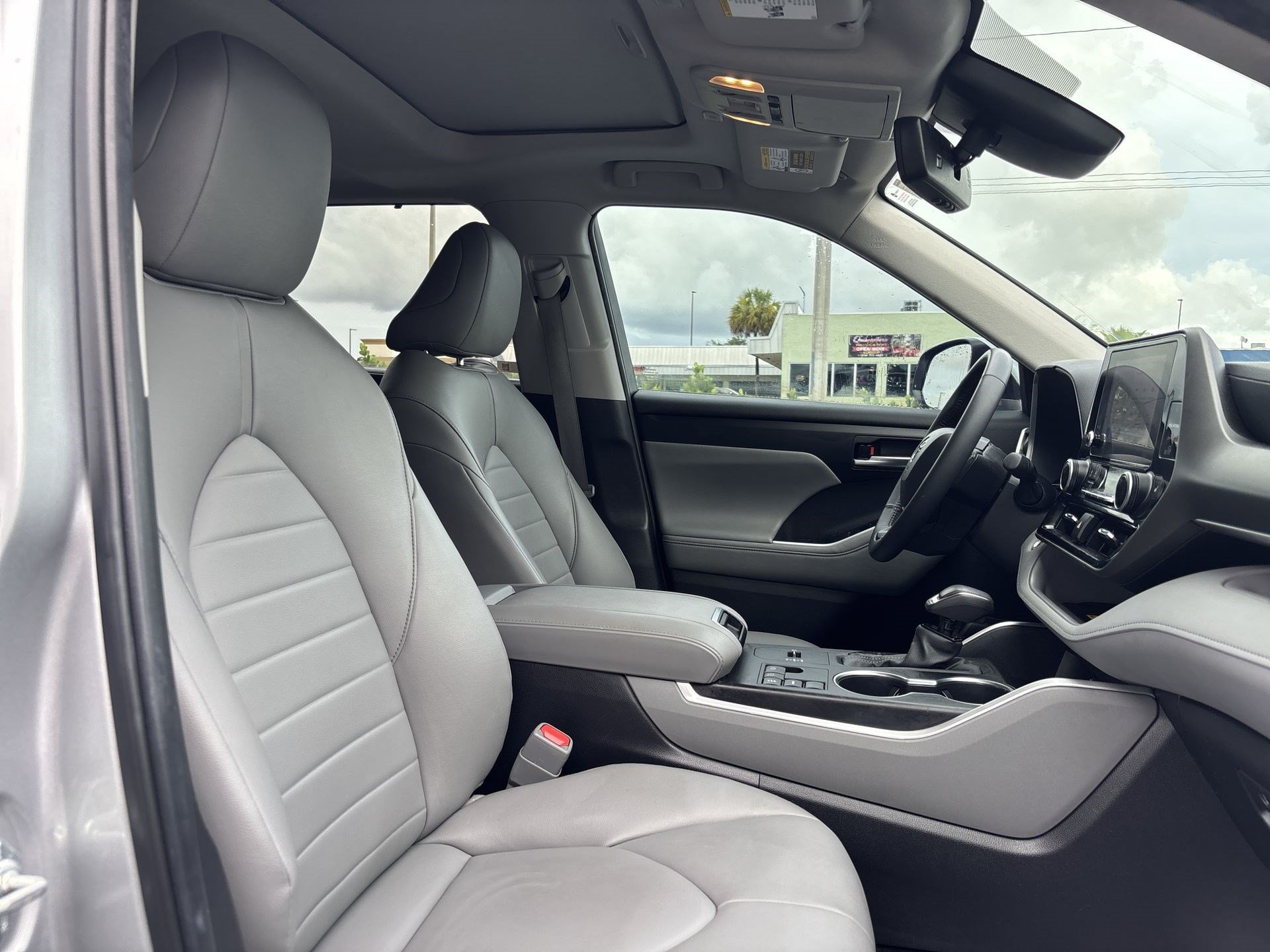 Used 2024 Toyota Highlander XLE FWD image 23