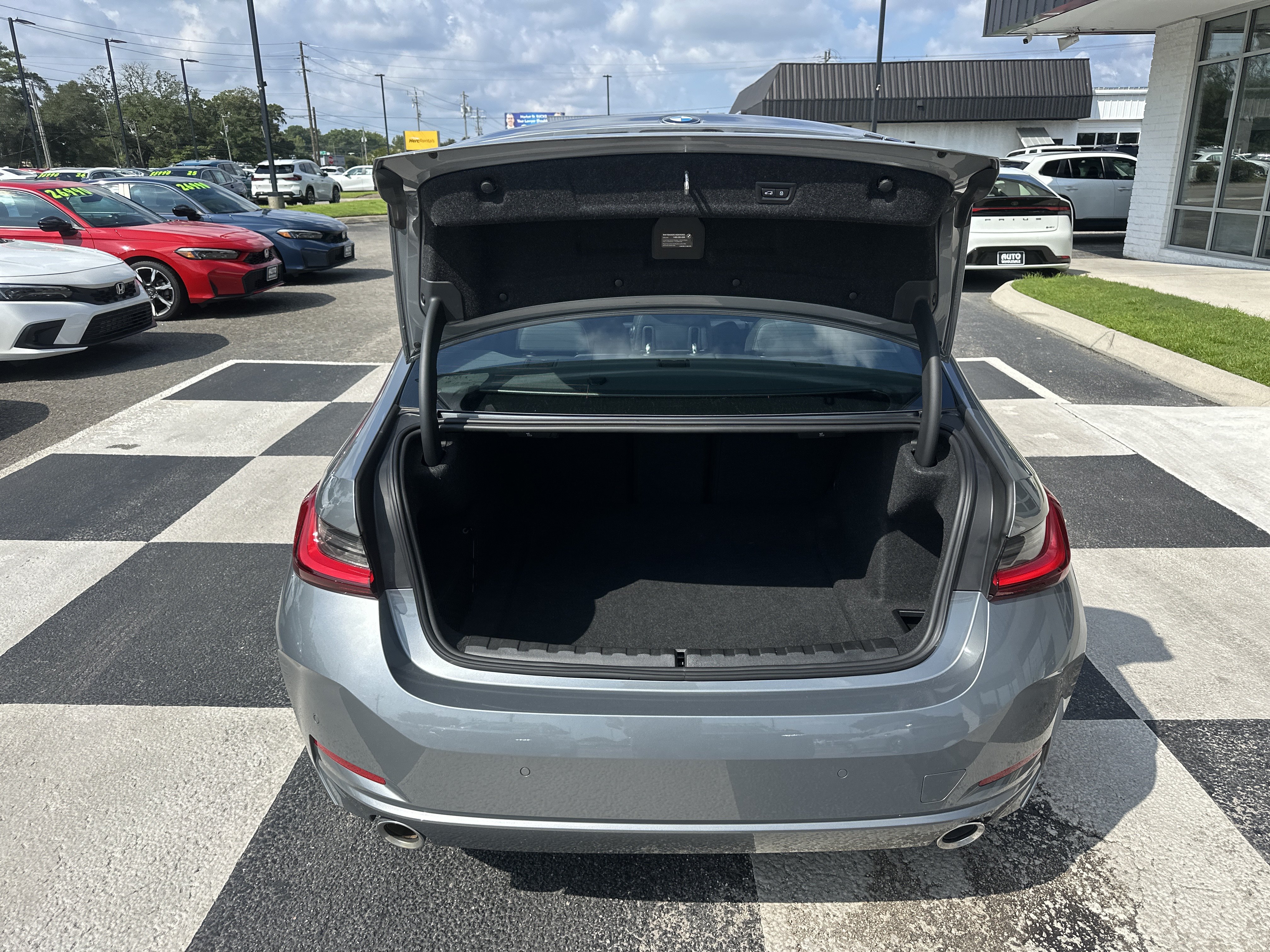 Used 2025 BMW 330i Sedan w/ Premium Package RWD image 14