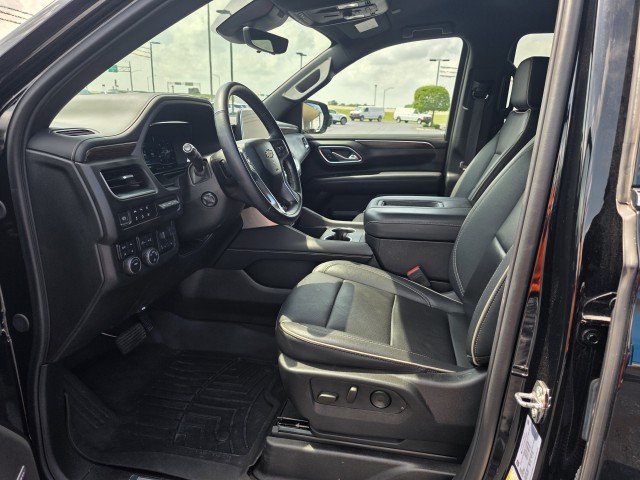 Used 2024 Chevrolet Suburban Premier AWD/4WD image 2