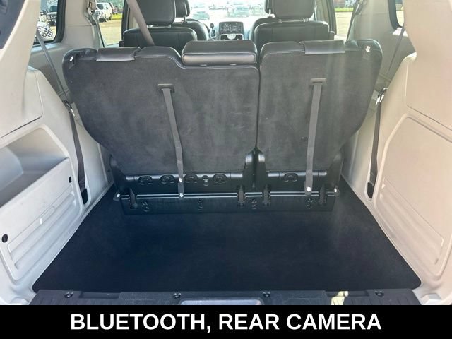 Used 2015 Chrysler Town & Country Touring FWD image 3