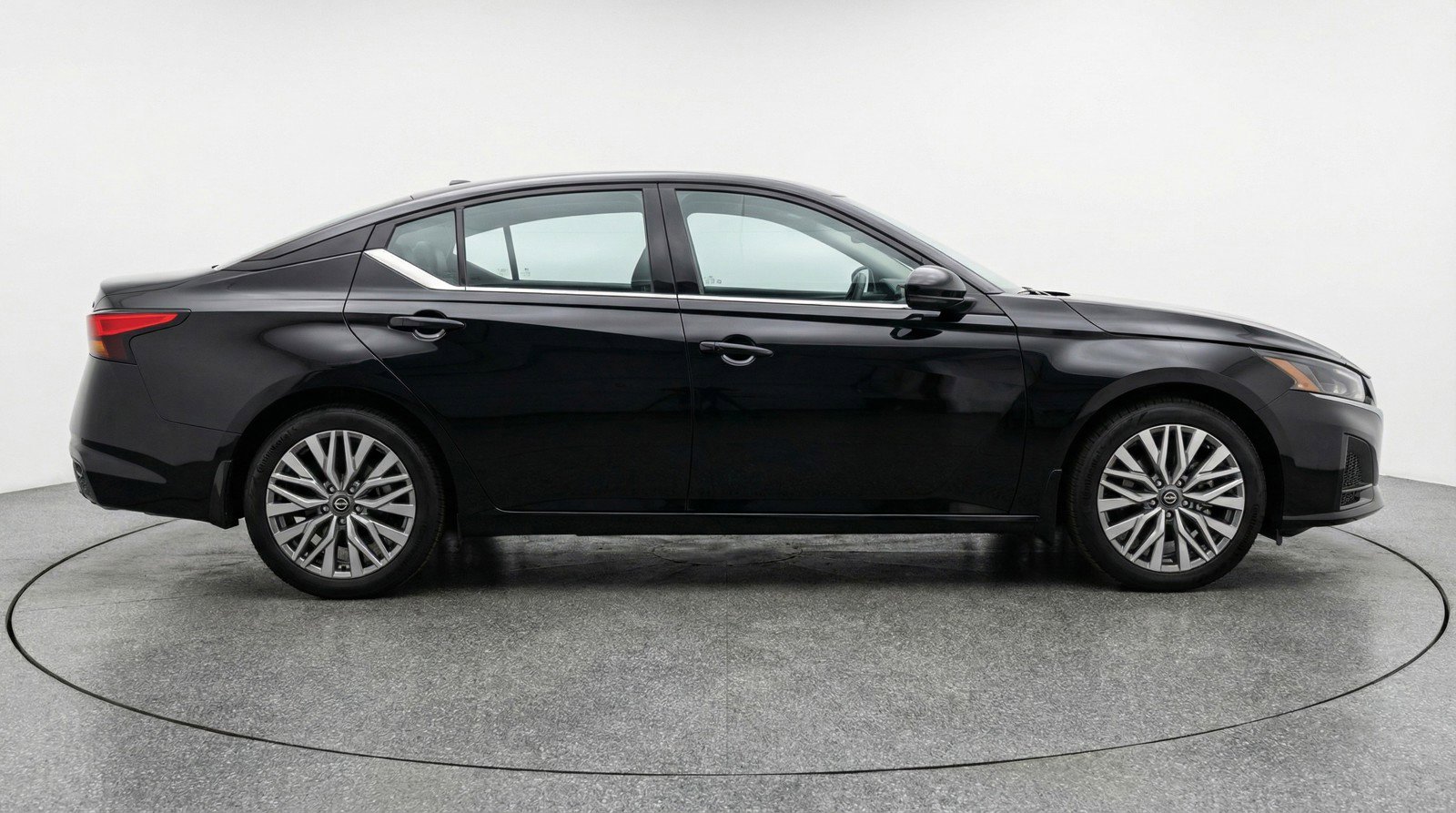 Used 2025 Nissan Altima 2.5 SV FWD image 11