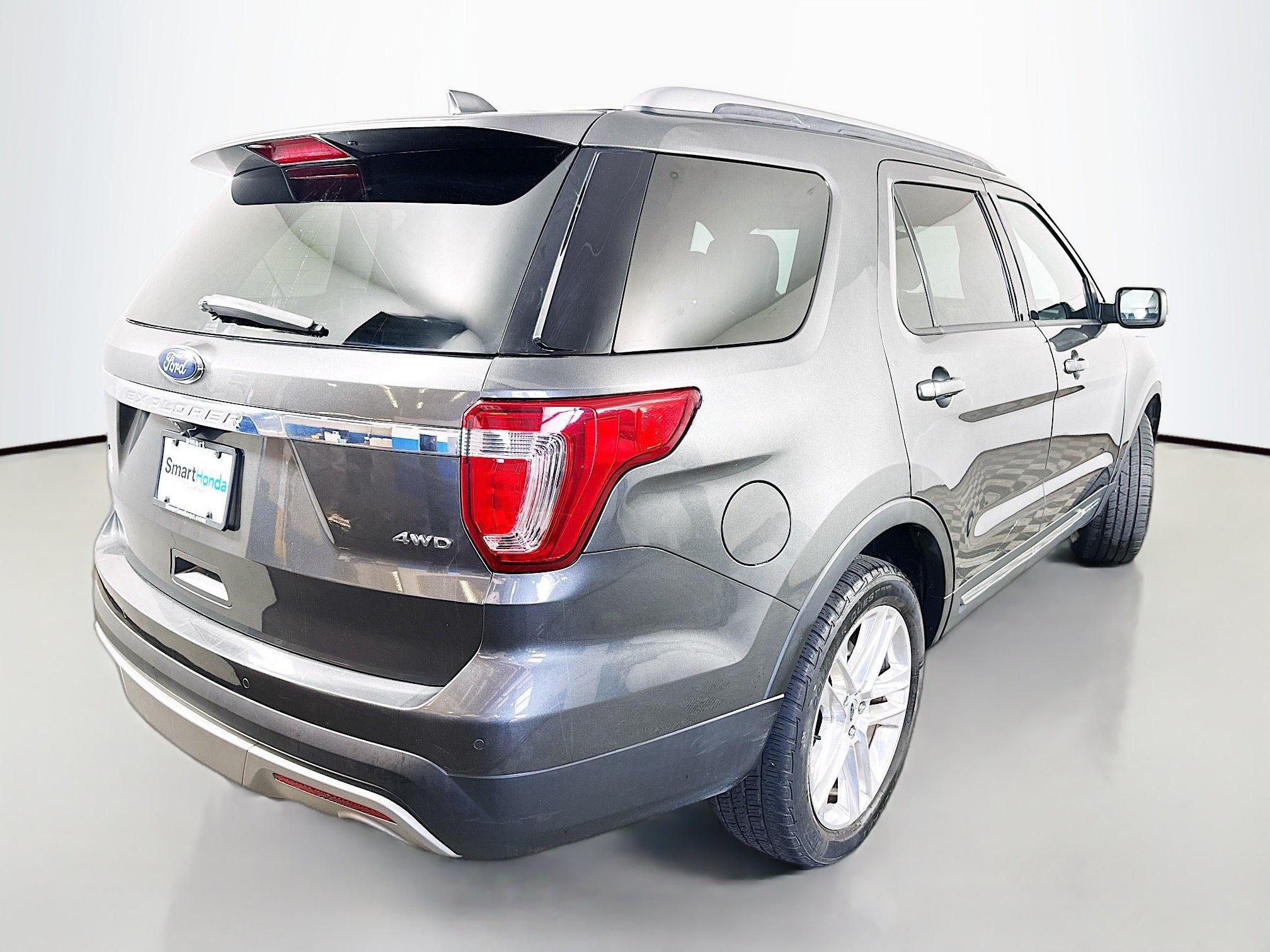 Used 2017 Ford Explorer XLT w/ Equipment Group 202A AWD/4WD image 7