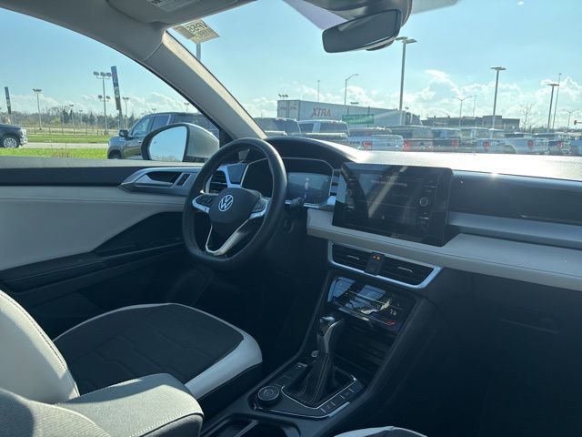 Used 2025 Volkswagen Taos SE w/ Panoramic Sunroof Package AWD/4WD image 37