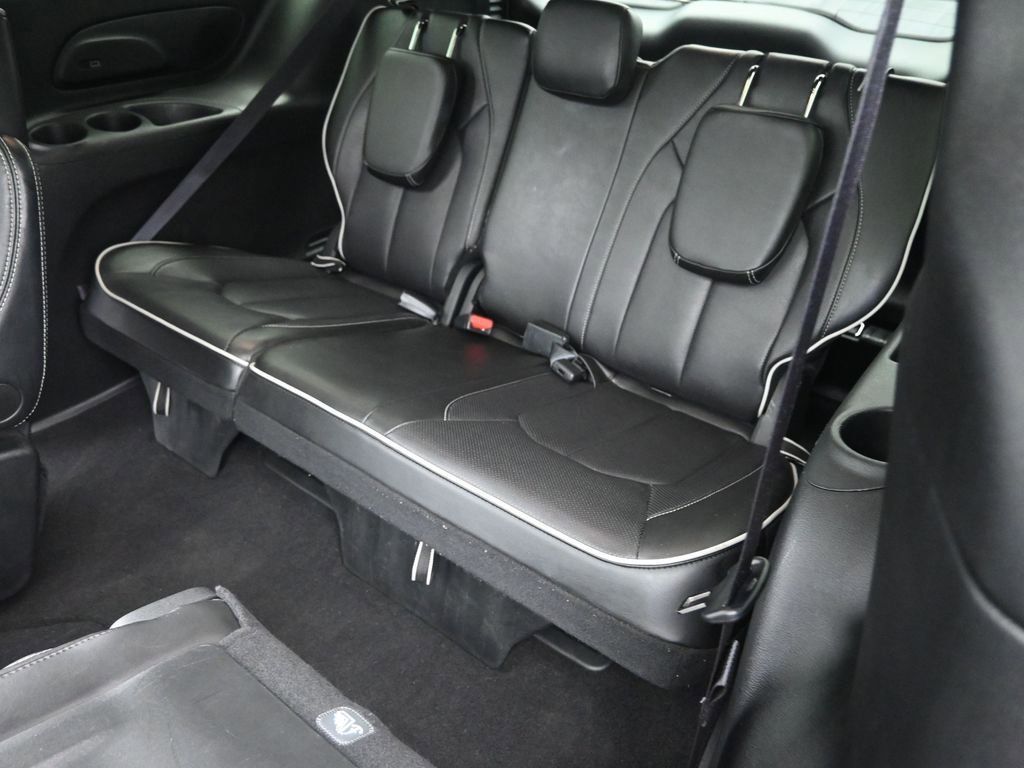 Used 2025 Chrysler Pacifica Limited image 14