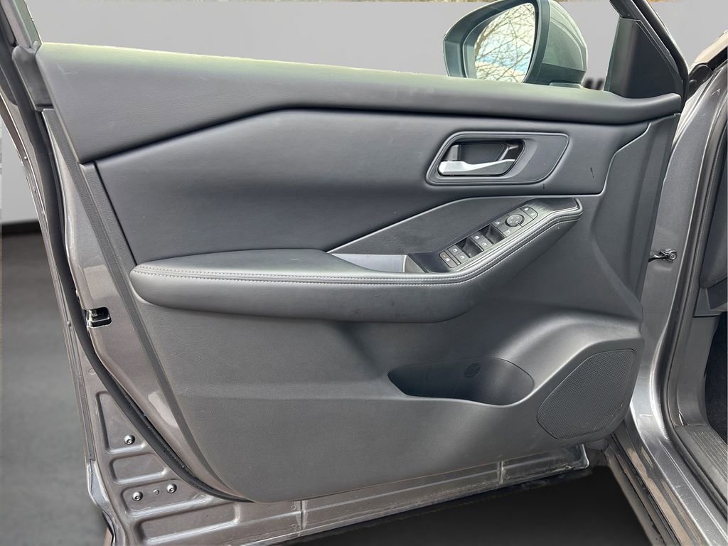 Used 2025 Nissan Rogue SV image 23