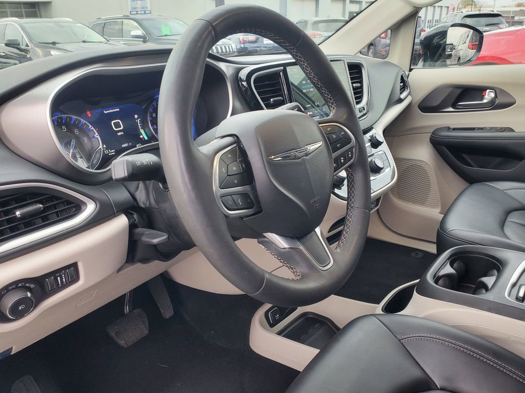 Used 2024 Chrysler Pacifica Touring-L image 19