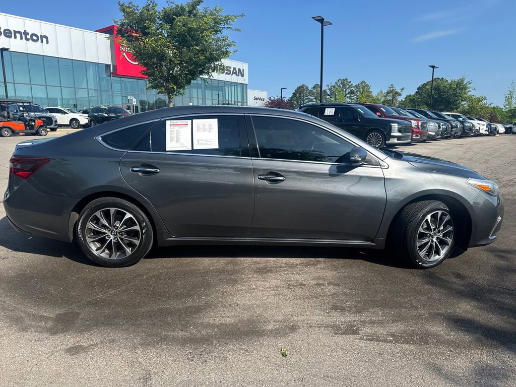 Used 2017 Toyota Avalon XLE Premium image 3