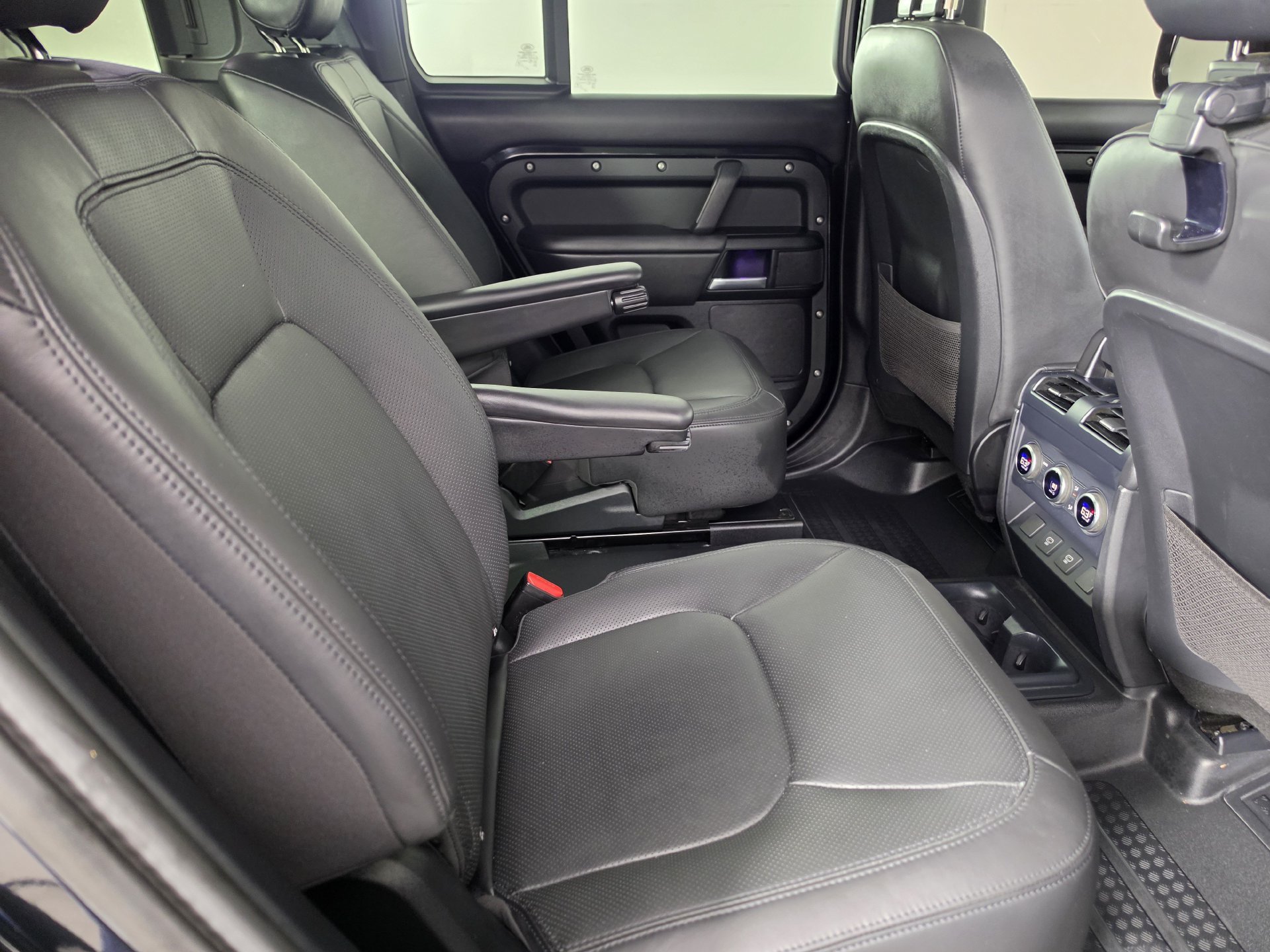Used 2025 Land Rover Defender 130 X-Dynamic SE AWD/4WD image 27