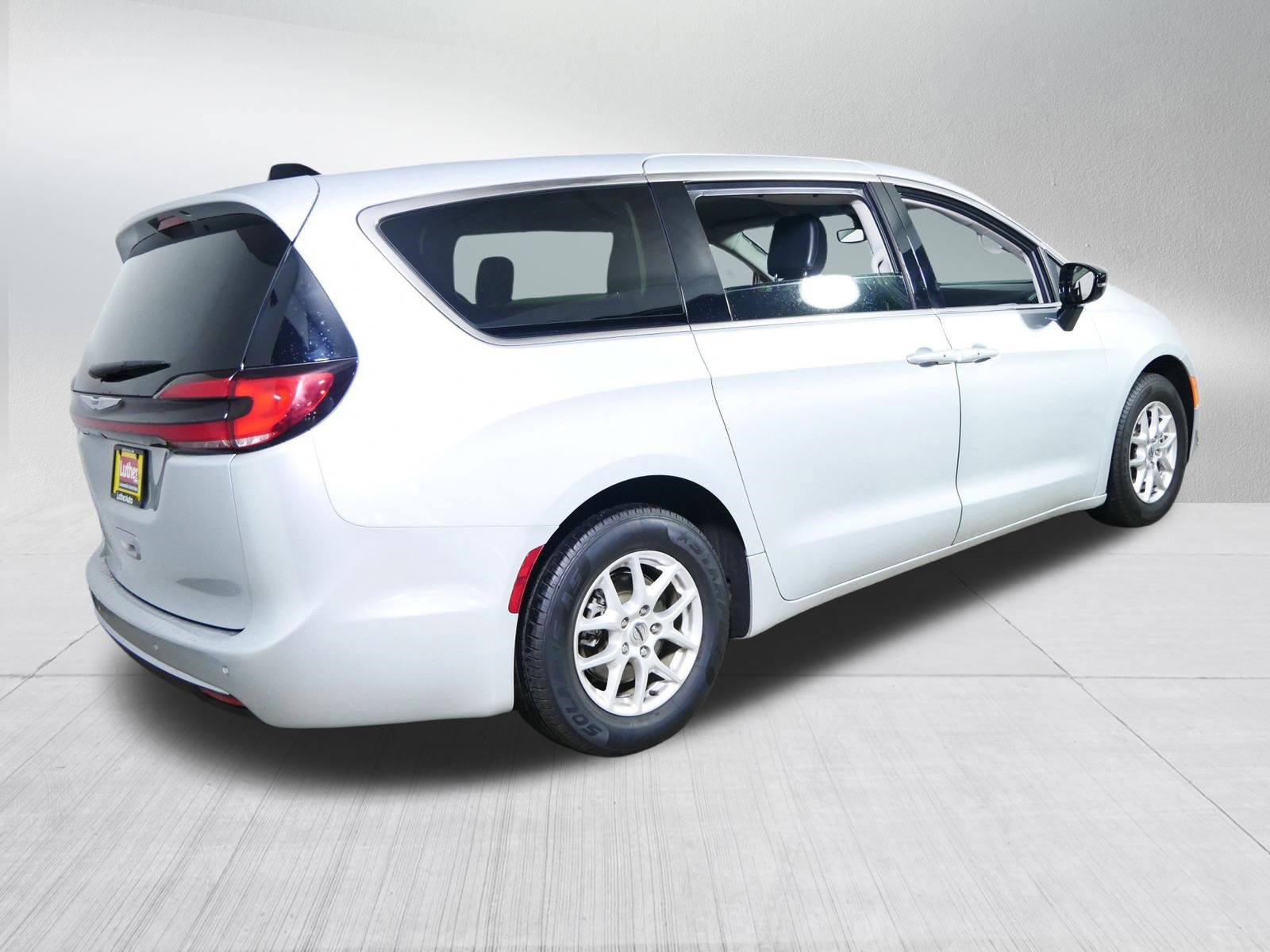 Used 2024 Chrysler Pacifica Touring-L image 7