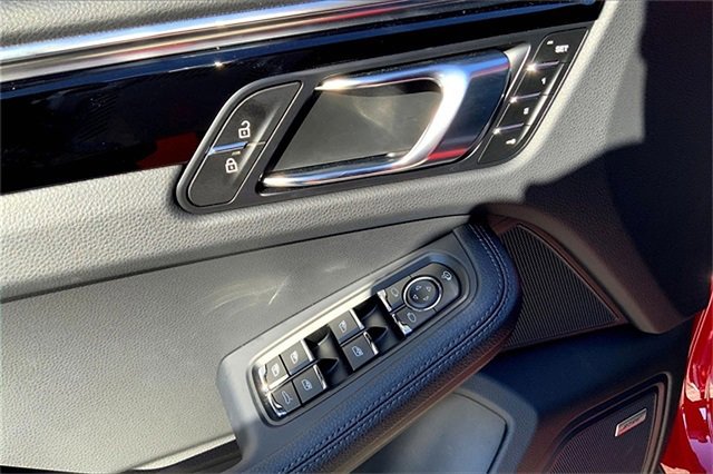 Used 2025 Porsche Macan image 28