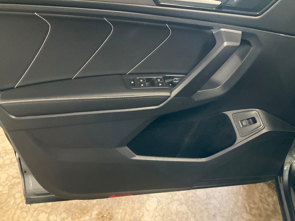 Used 2022 Volkswagen Tiguan SE R-Line AWD/4WD image 15