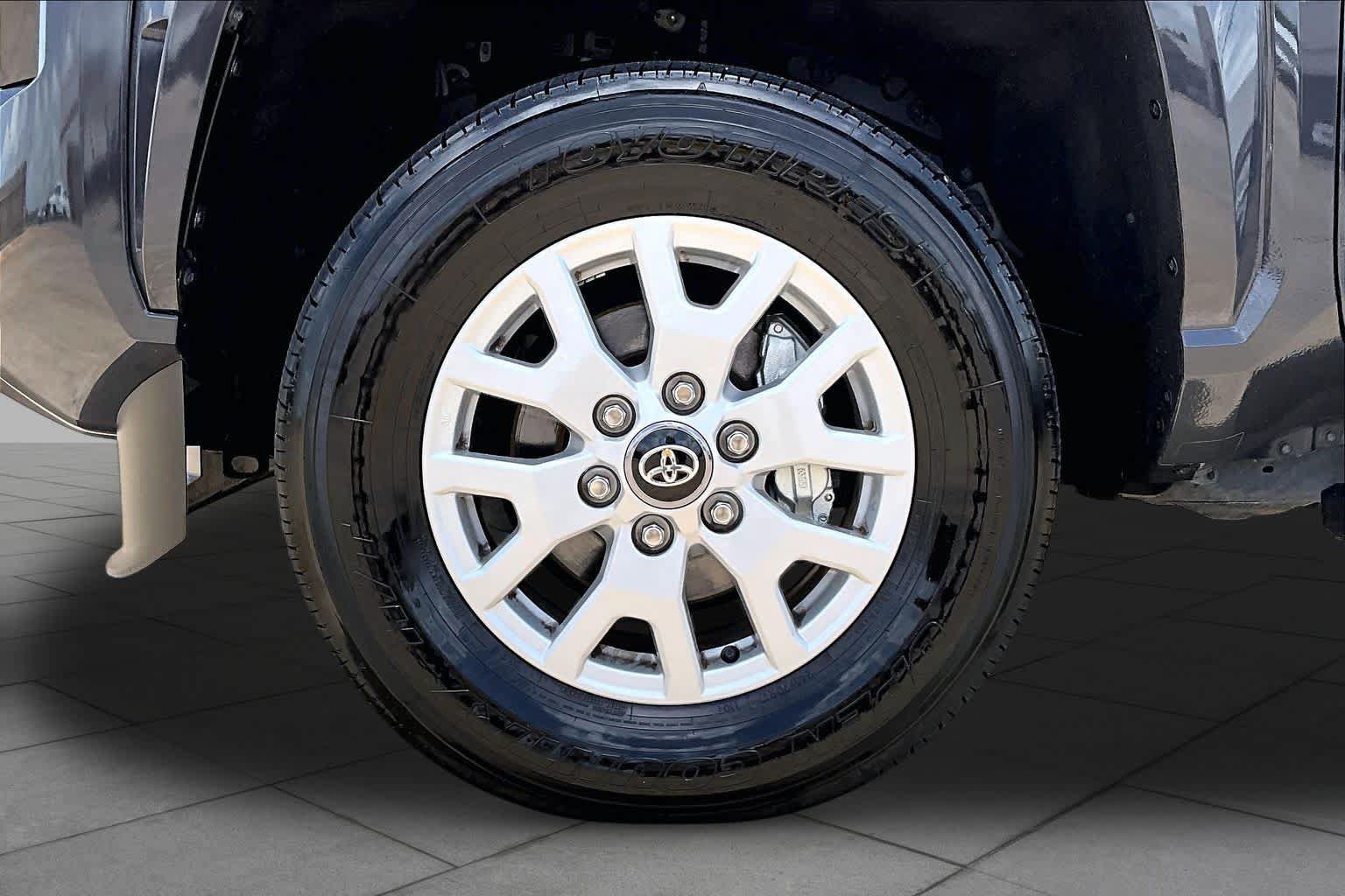 Used 2025 Toyota Tacoma SR5 w/ SR5 Upgrade Package AWD/4WD image 11