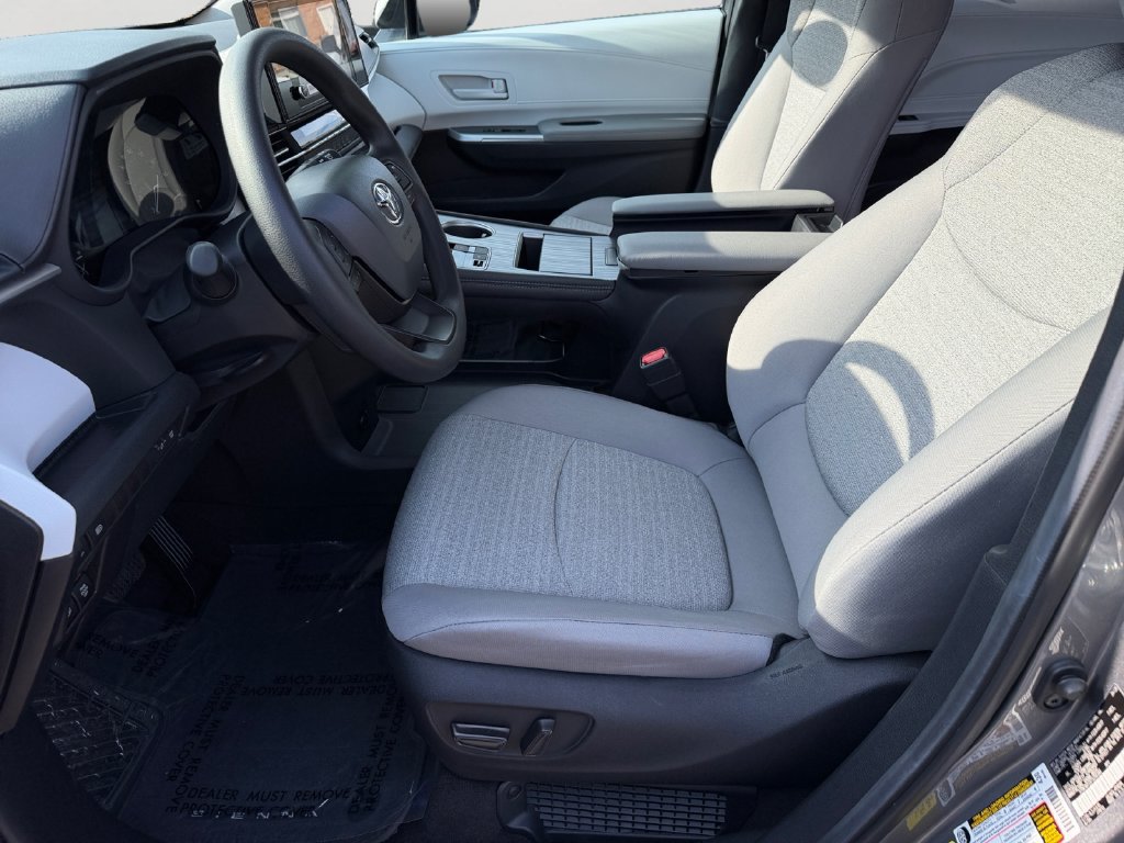 Used 2026 Toyota Sienna LE AWD/4WD image 23
