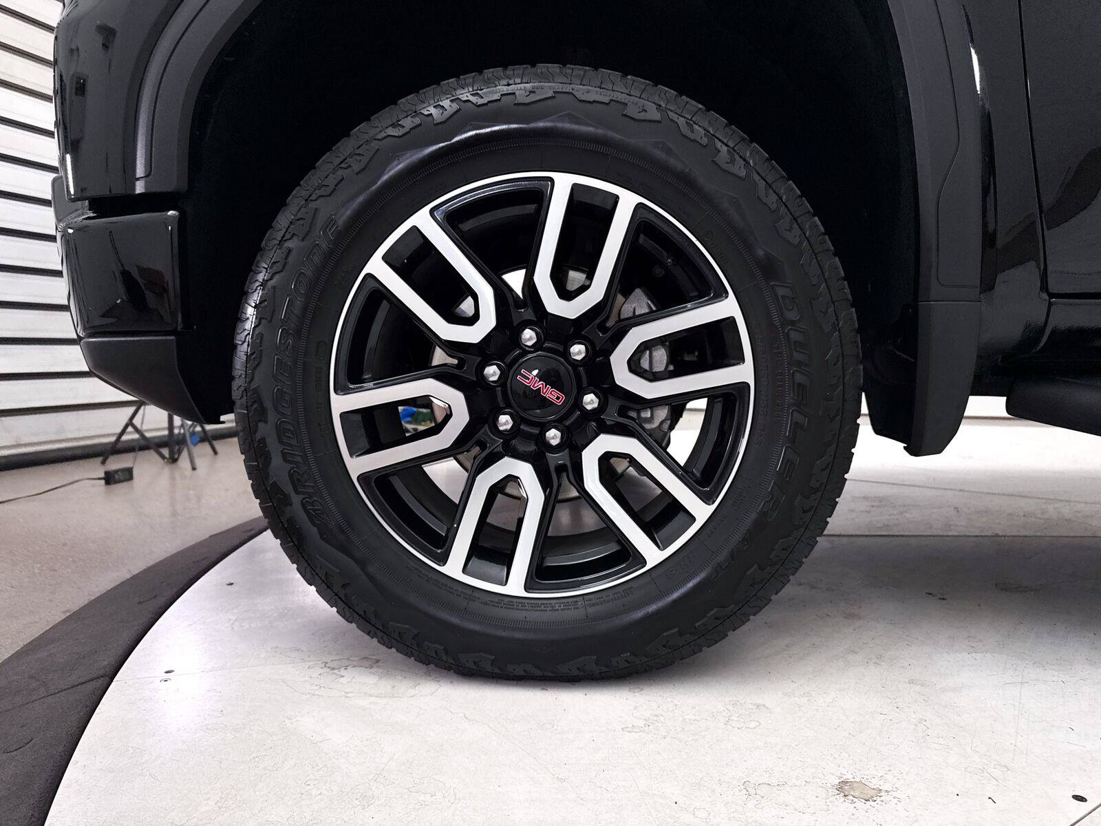 Used 2025 GMC Sierra 1500 AT4 w/ Technology Package AWD/4WD image 17