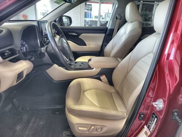 Used 2023 Toyota Highlander XLE image 12