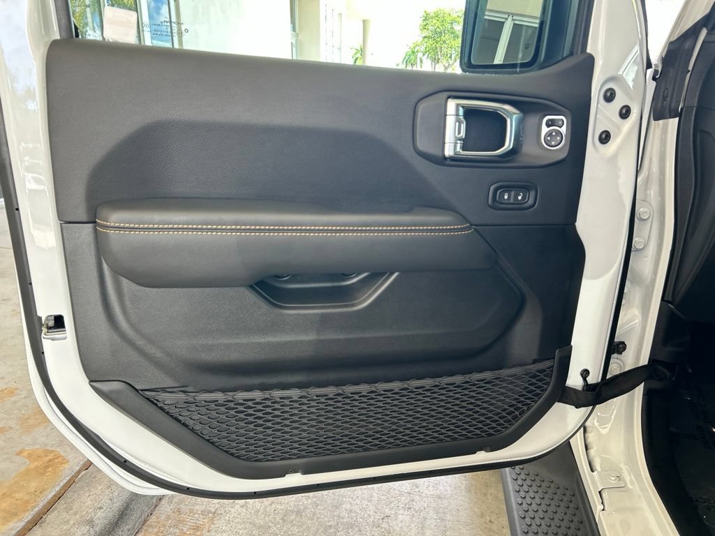 Used 2025 Jeep Wrangler Unlimited Sahara AWD/4WD image 41