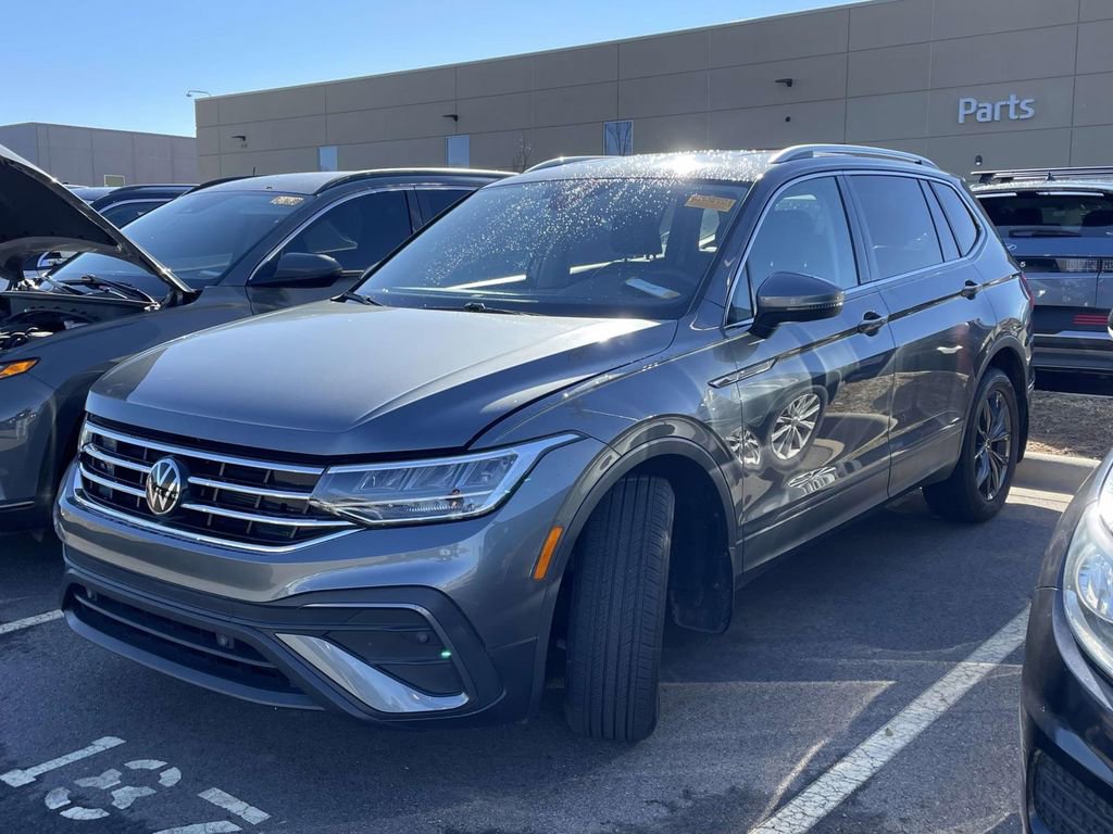 Used 2023 Volkswagen Tiguan SE image 2