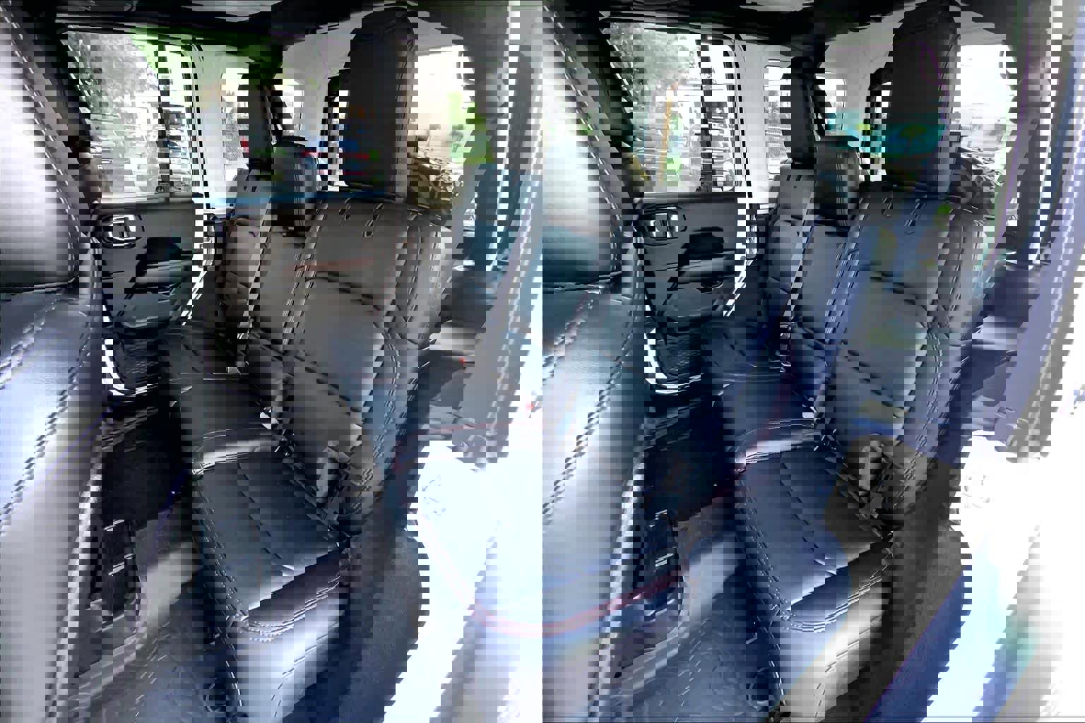 Used 2024 Jeep Wrangler Unlimited Rubicon w/ Technology Group AWD/4WD image 18