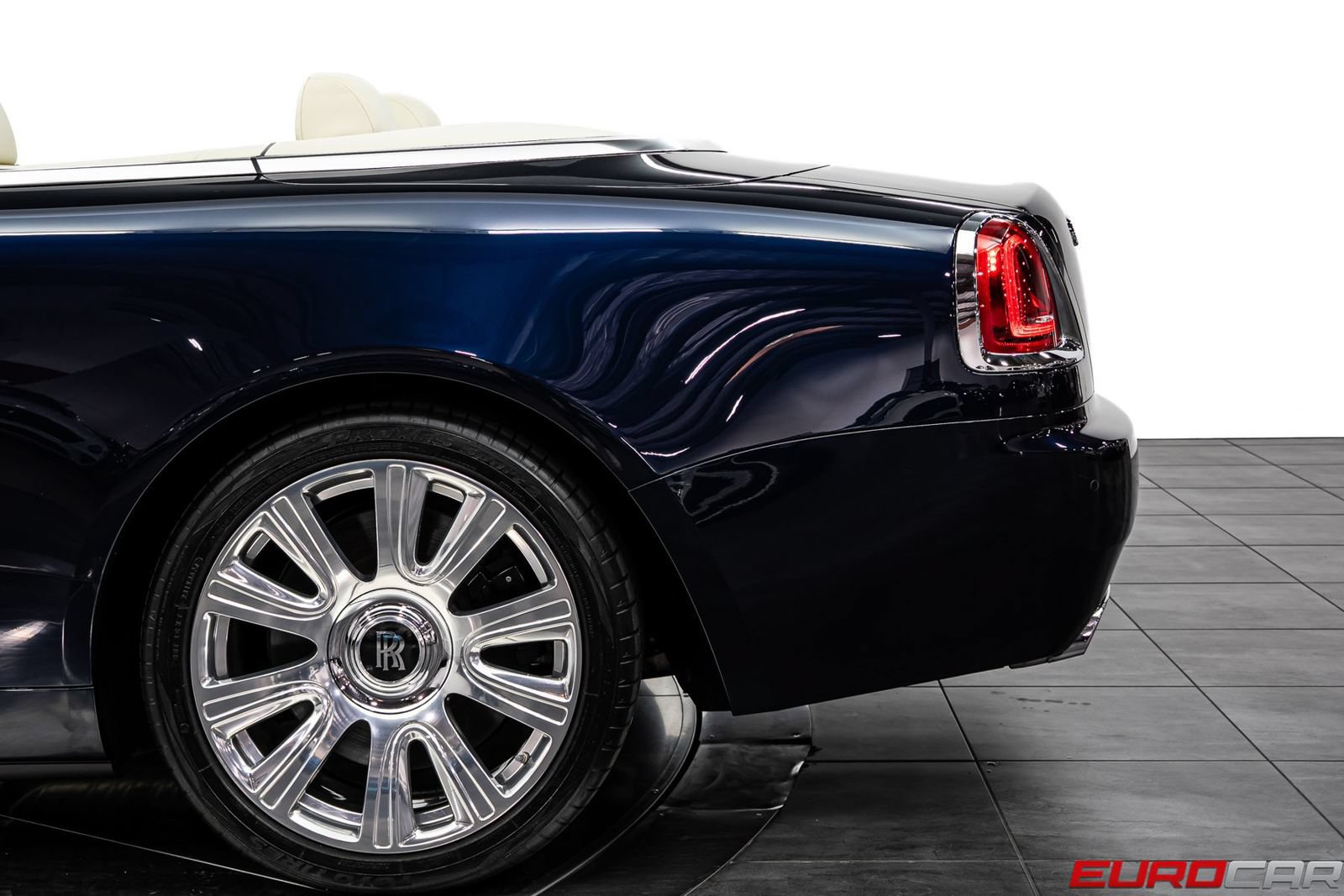 Used 2017 Rolls-Royce Dawn RWD image 18
