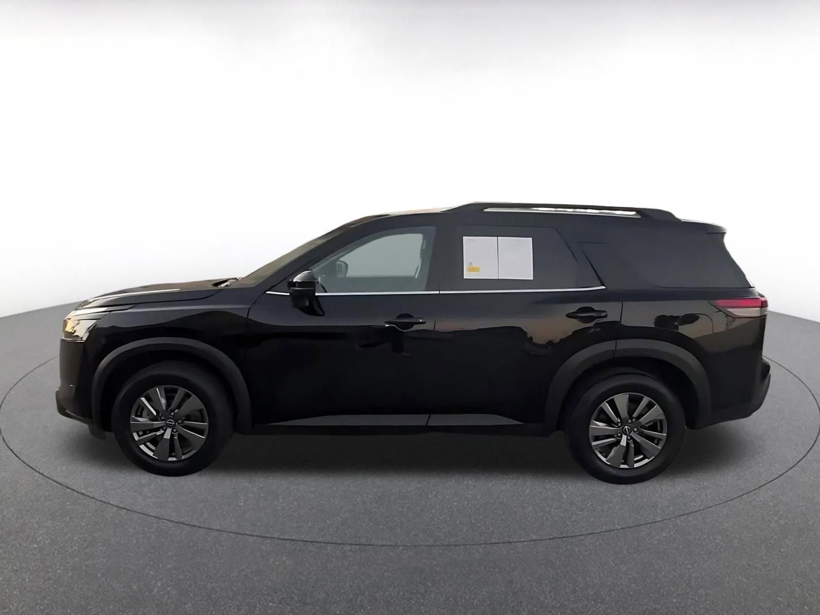 Used 2025 Nissan Pathfinder SV image 9