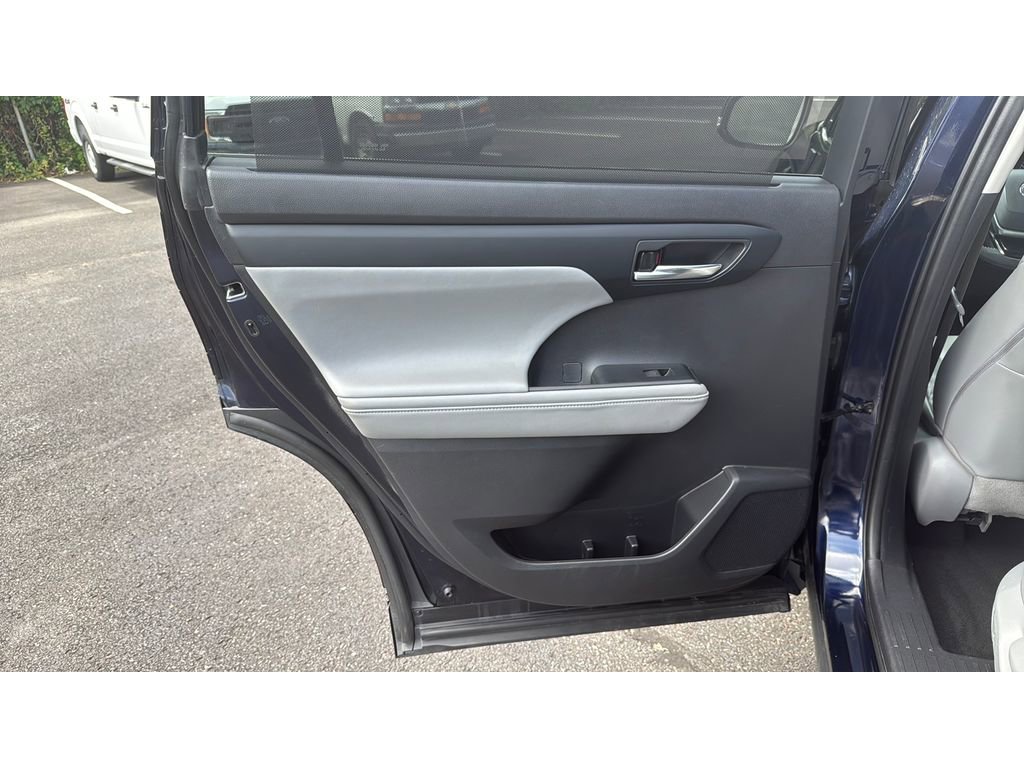 Used 2020 Toyota Highlander XLE image 31
