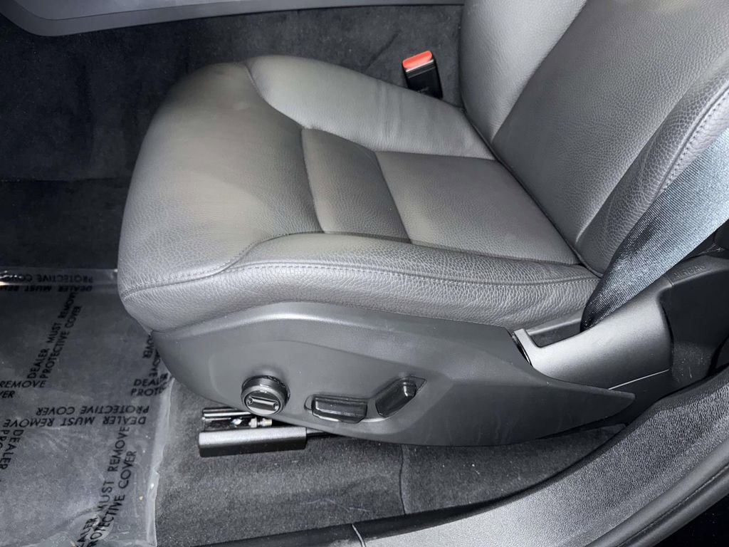 Used 2025 Volvo XC60 B5 Plus image 3