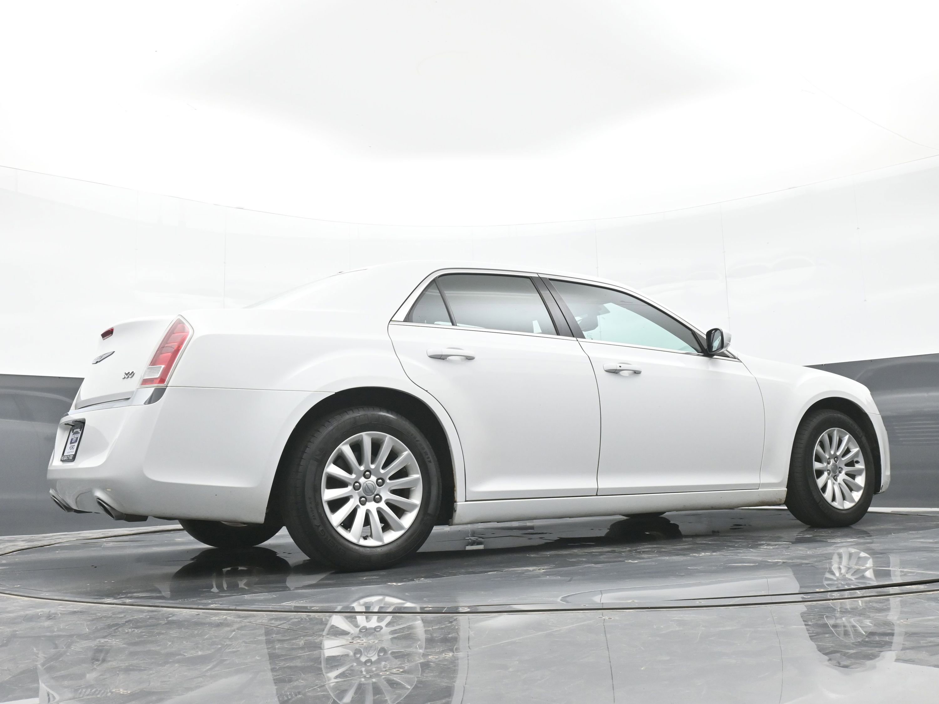Used 2013 Chrysler 300 RWD image 40