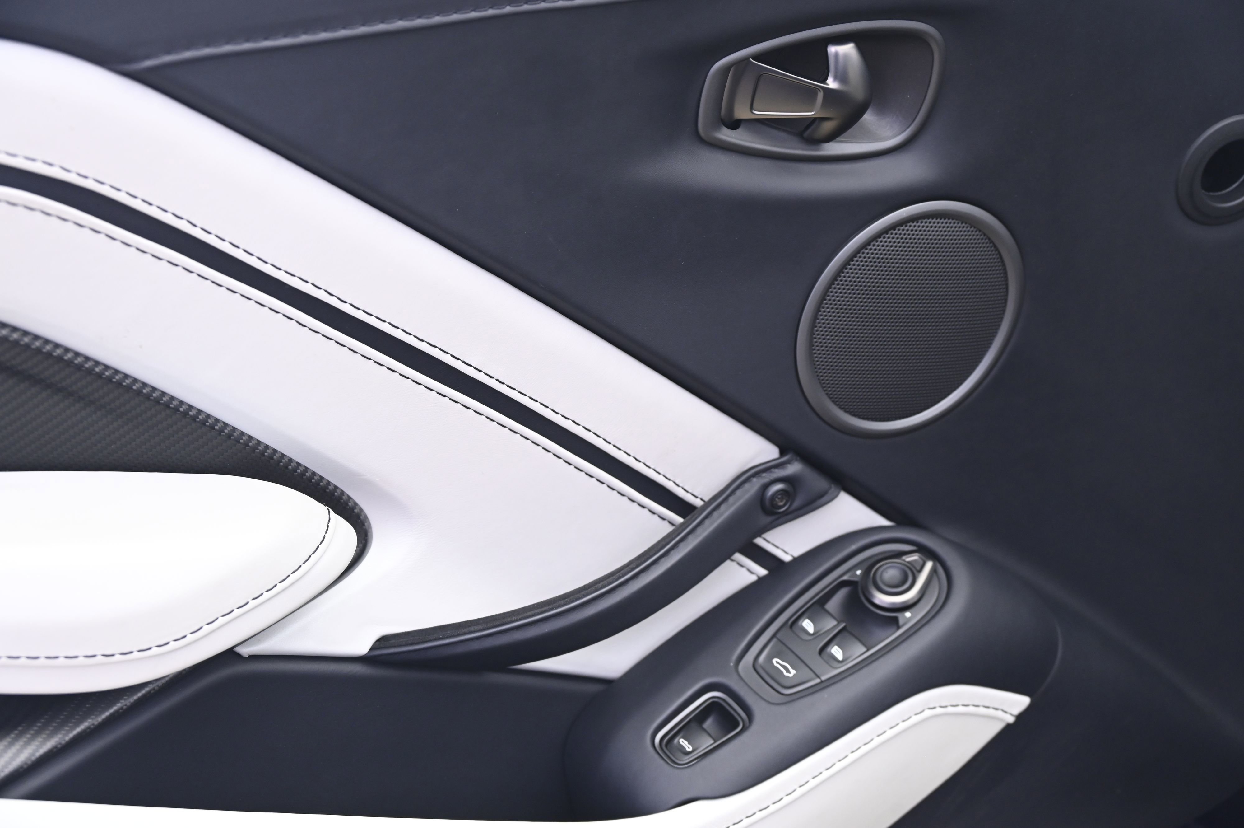 Used 2023 Aston Martin V12 Vantage Roadster image 27