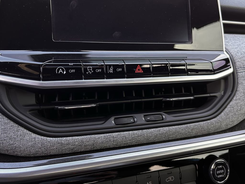 Used 2025 Jeep Compass Latitude image 22