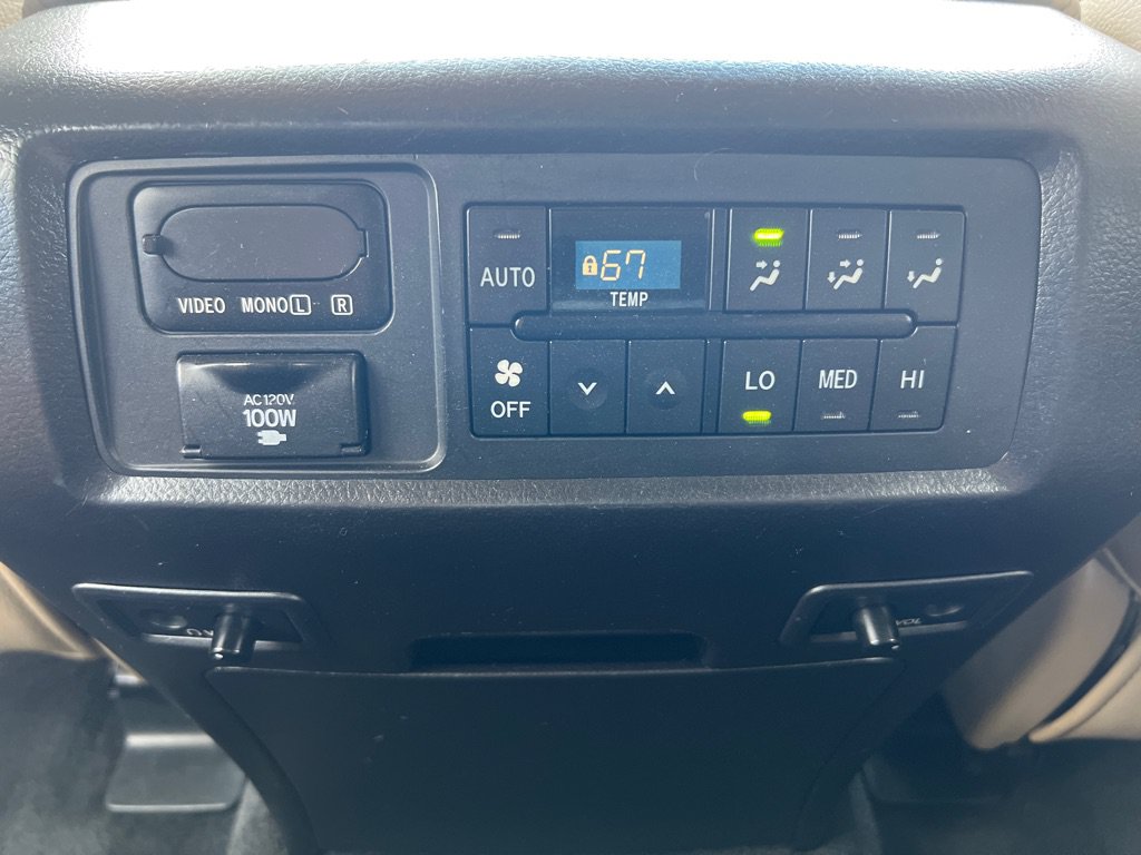 Used 2014 Toyota Sequoia Platinum AWD/4WD image 34