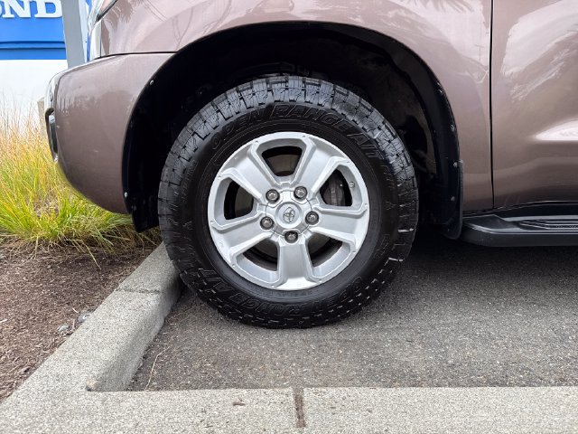 Used 2018 Toyota Sequoia SR5 w/ Carpet Mat Package AWD/4WD image 18