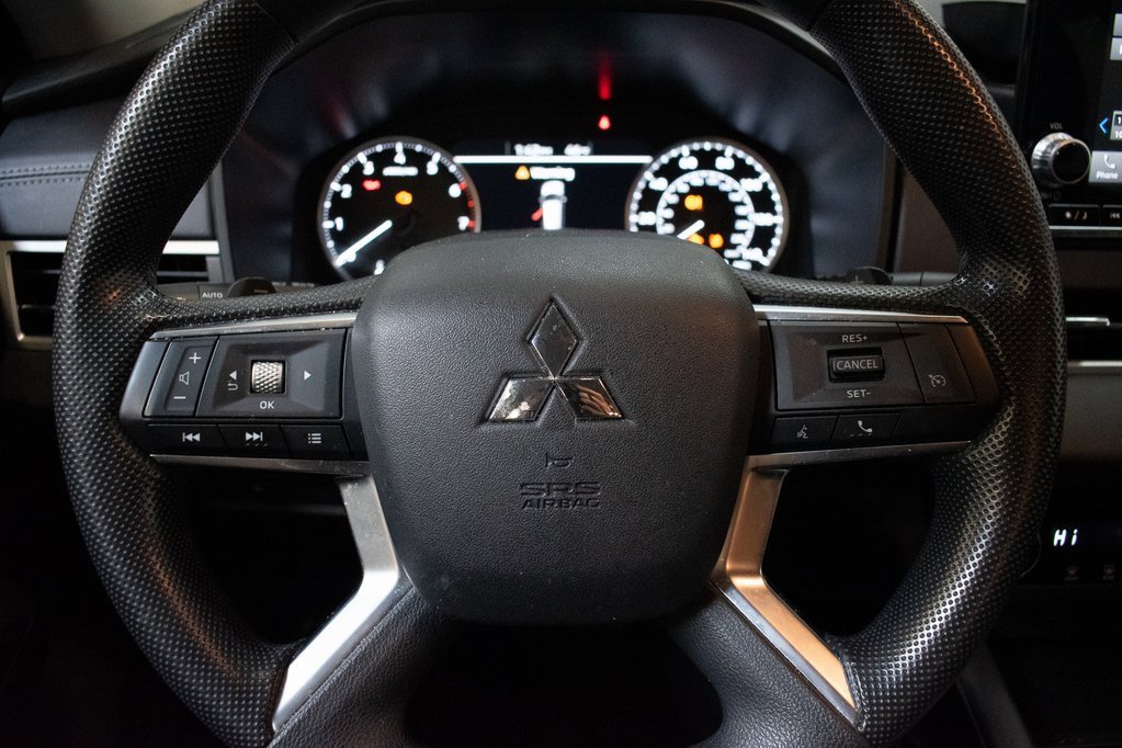 Used 2024 Mitsubishi Outlander ES image 12