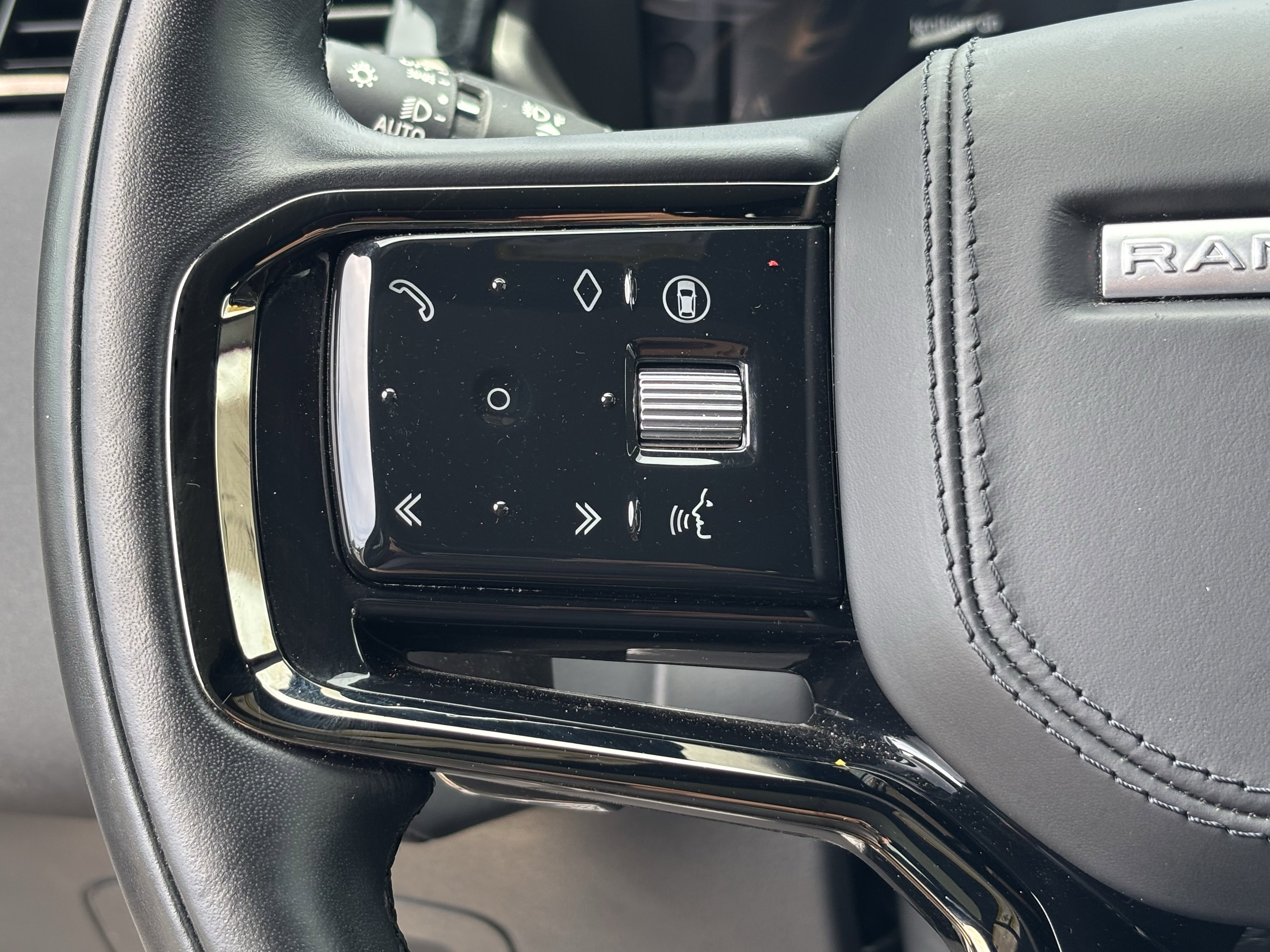 Used 2025 Land Rover Range Rover Velar Dynamic SE image 29