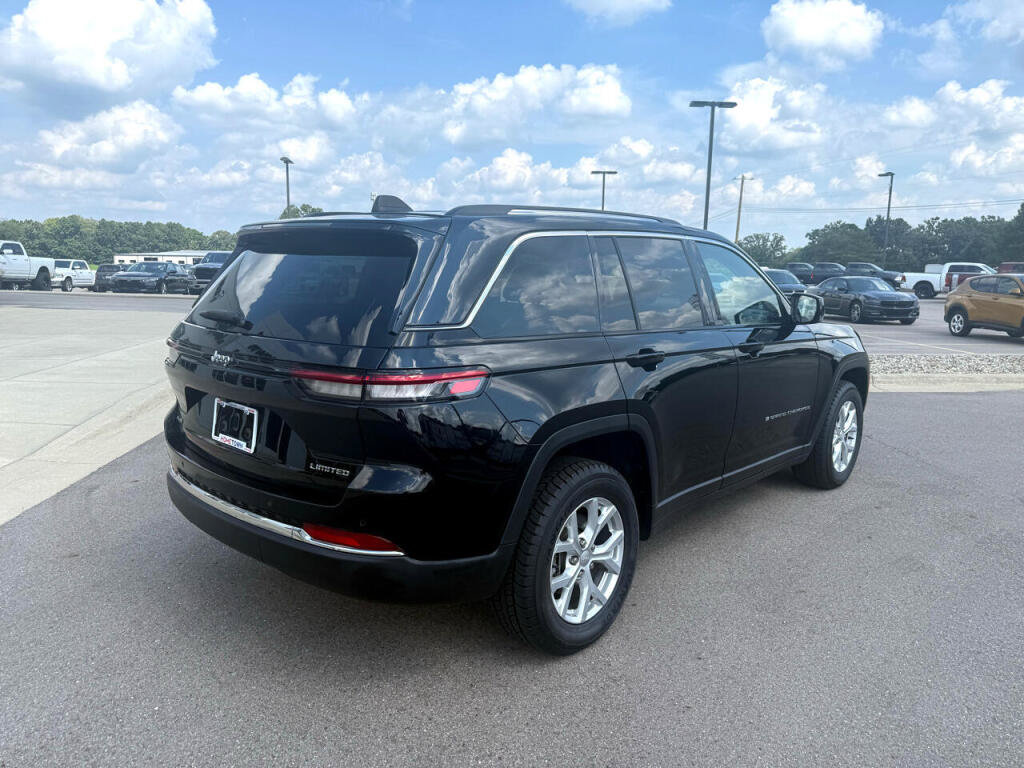 Used 2023 Jeep Grand Cherokee Limited AWD/4WD image 3