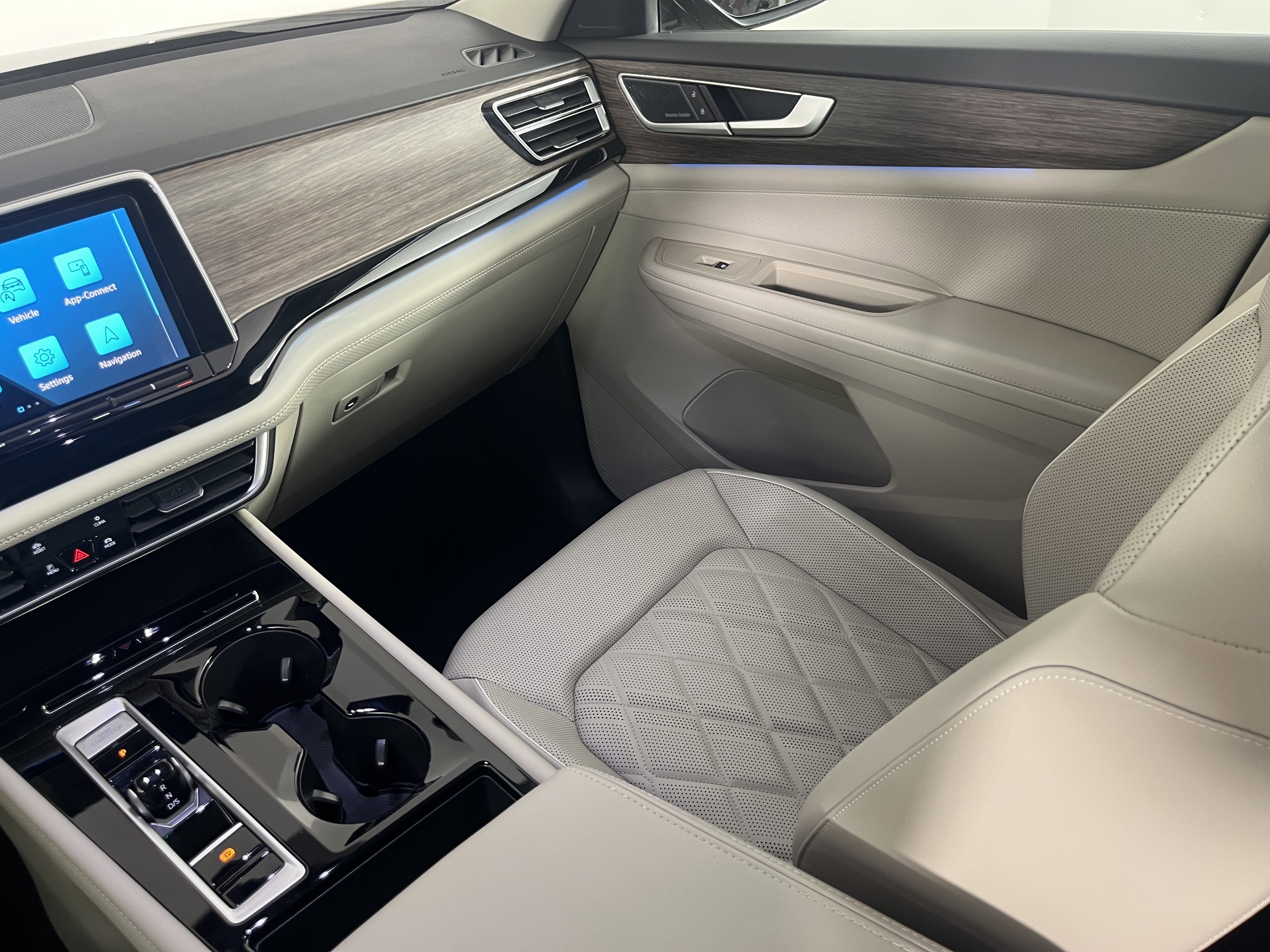 Certified 2024 Volkswagen Atlas SEL Premium R-Line AWD/4WD image 11