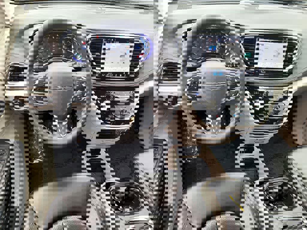 Used 2023 Chrysler Pacifica Touring-L image 13