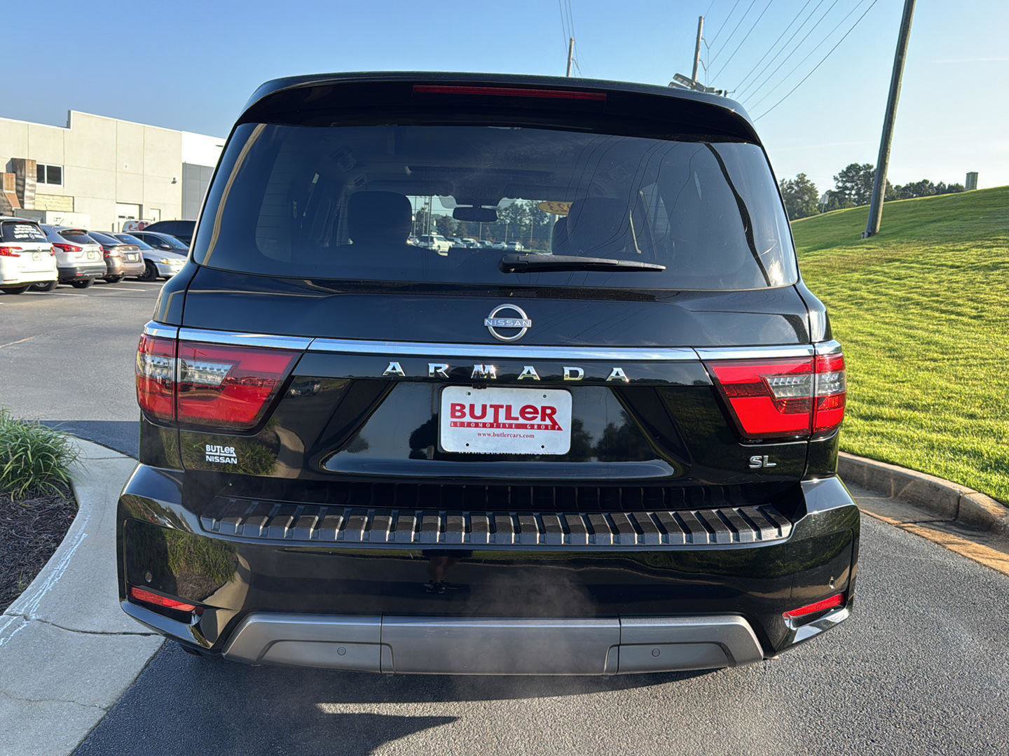Used 2023 Nissan Armada SL w/ Captain's Chairs Package image 4
