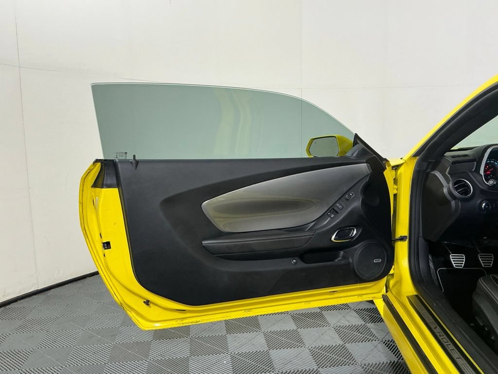 Used 2015 Chevrolet Camaro SS RWD image 17