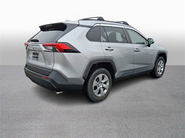 Used 2021 Toyota RAV4 LE image 4