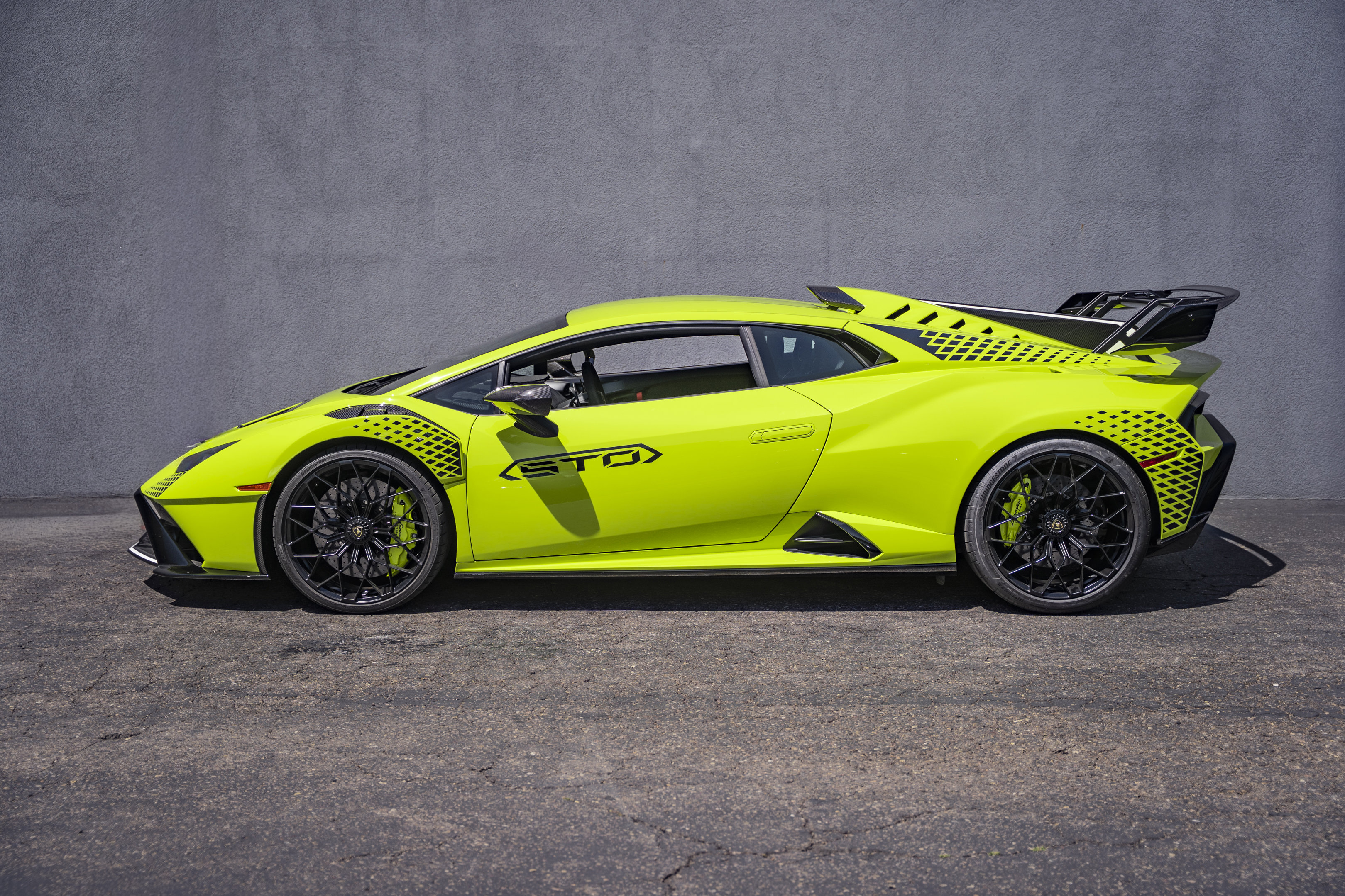Used 2023 Lamborghini Huracan STO RWD image 2
